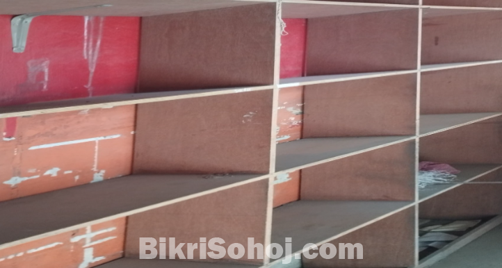 Alimoniam glass showcase